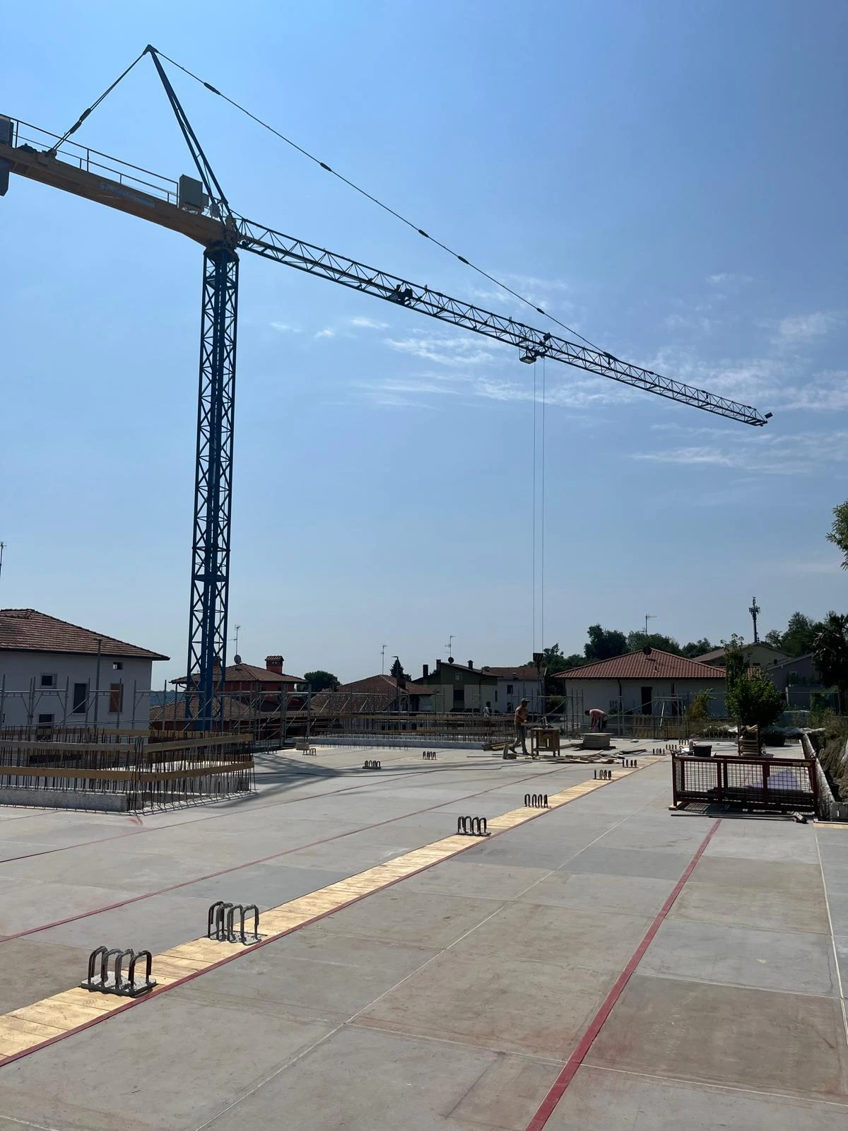 Cantiere residenziale con gru e solaio in calcestruzzo in costruzione