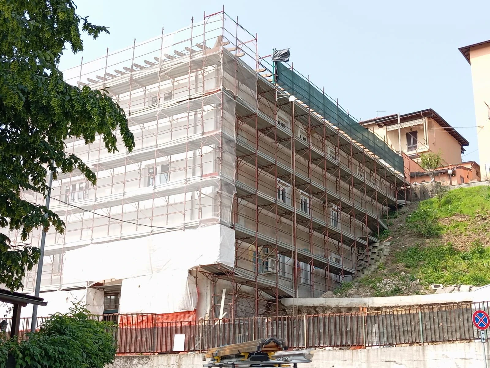 Edificio residenziale avvolto da ponteggi durante lavori sulla facciata
